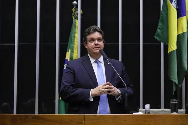 Líder do PDT na Câmara coloca cargo à disposição após precatórios