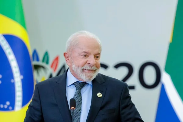 Trump diz a Lula que EUA não vão se envolver nas eleições no Brasil - destaque galeria