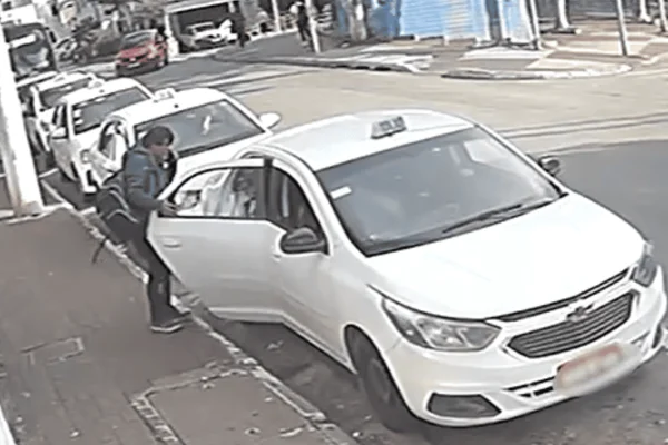 câmera homem táxi sequestro criança menino