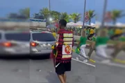 Homem acorrentado com adesivo do PT Homem acorrentado com adesivo do PT