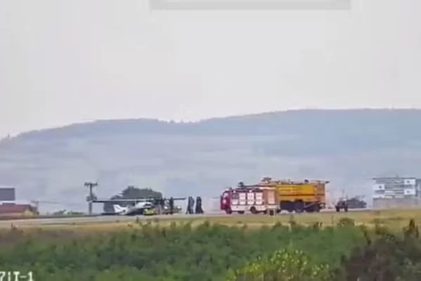 Imagem colorida de avião parado na pista do Aeroporto de Sorocaba - Metrópoles