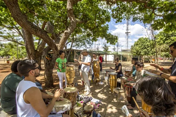 Consciência Negra: projeto de percussão ocupa pontos do DF