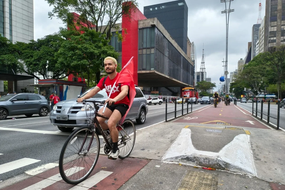 Avenida Paulista reúne apoiadores de Lula em último ato antes do segundo turno Avenida Paulista reúne apoiadores de Lula em último ato antes do segundo turno