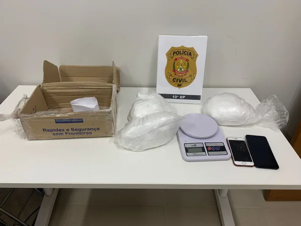 Pacotes de drogas e balança de precisão