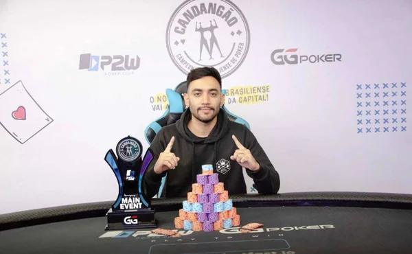 Jogador de pôquer posa com troféu - Metrópoles