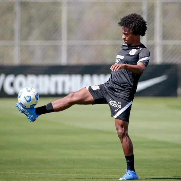 Após polêmica e quarentena, Corinthians relaciona Willian para jogo