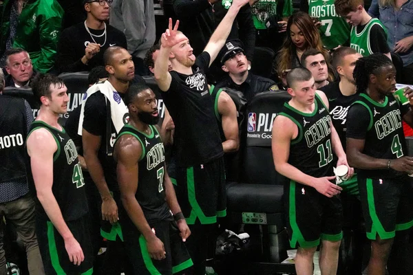 Foto colorida do elenco do Boston Celtics - Metrópoles
