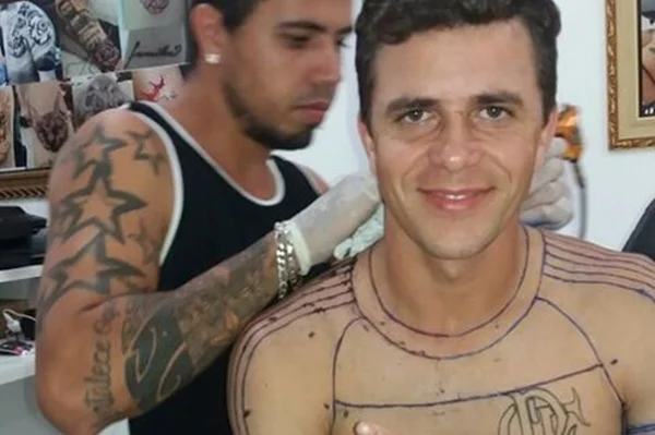 Torcedor que tatuou camisa do Flamengo em tamanho real responde a críticas
