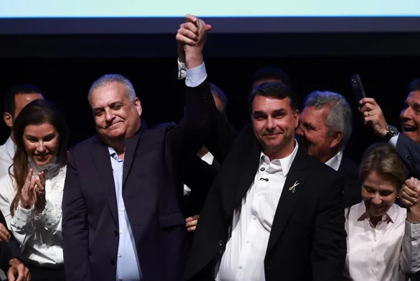 Flávio Bolsonaro define Alfredo Gaspar como vice em chapa puro-sangue