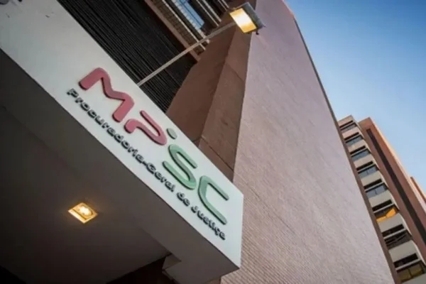Foto colorida de fachada de prédio do MPSC - Metrópoles