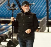 Billy Joel é clicado durante uma passagem de som Billy Joel é clicado durante uma passagem de som