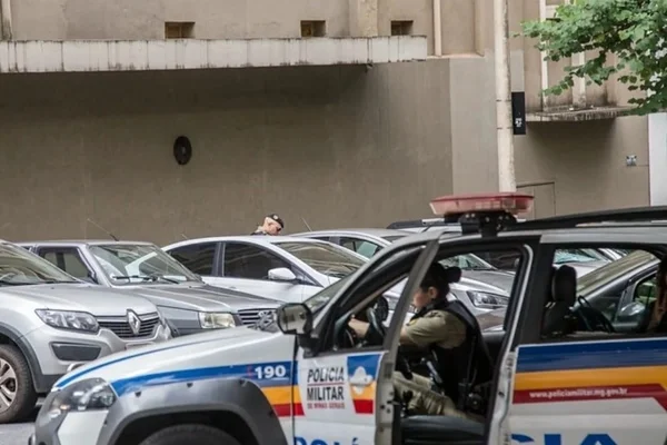 Homem é preso por pilotar em alta velocidade e sem carteira de habilitação