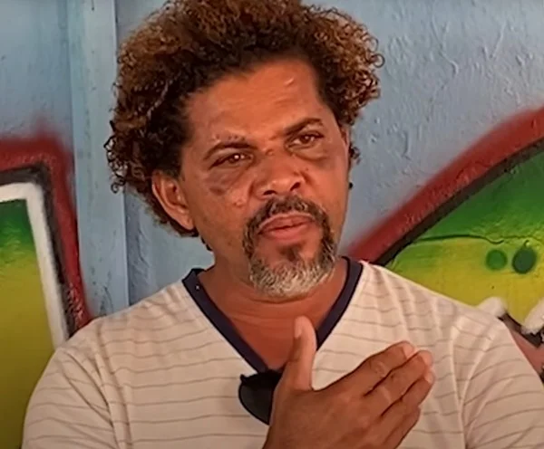 Print do vídeo em que o morador de rua, atacado por um personal trainer após ter relações sexuais com a esposa do profissional dentro de um carro, deu entrevista ao Metrópoles - Metrópoles