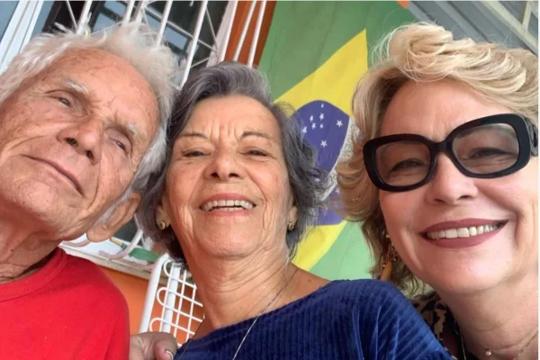 Foto colorida de ex-mulher Bolsonaro, Rogéria Nantes Nunes Braga, com os pais de 86 e 85 anos - Metrópoles