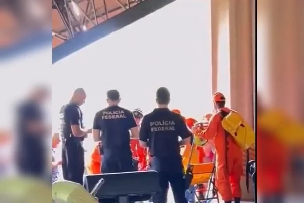 Fotografia colorida de bombeiros e policiais