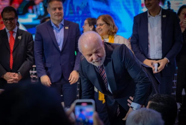 Alvo de Lira, ministro dos Transportes aparece ao lado de Lula