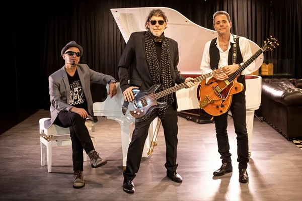 Titãs e Biquíni Cavadão fazem show com público em estádio do DF em dezembro