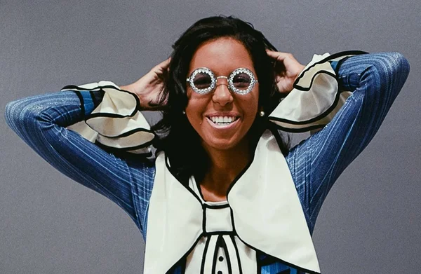 Influenciadora negra Natália Santos posa com fantasia de carnaval