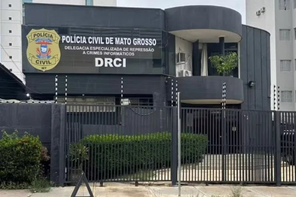 Homem é preso por pedir foto “sexy” e enviar nude a menina de 11 anos