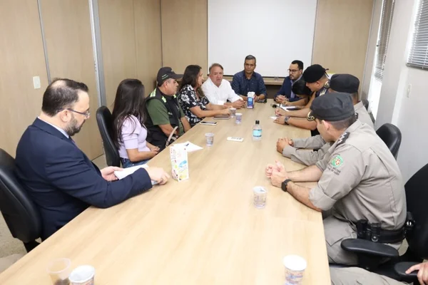 imagem colorida reuniao grupo segurança aparecida