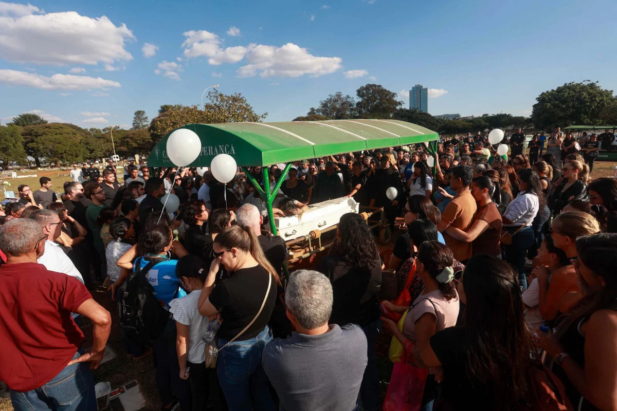 Parentes e amigos se despediram e prestaram uma última homenagem à menina Parentes e amigos se despediram e prestaram uma última homenagem à menina