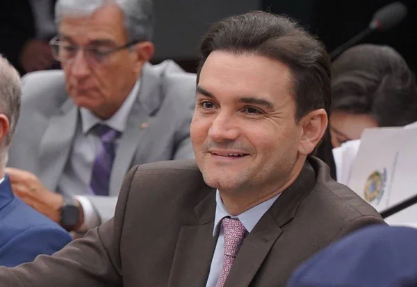 Imagem colorida de Celso Sabino, novo ministro do Turismo do governo Lula