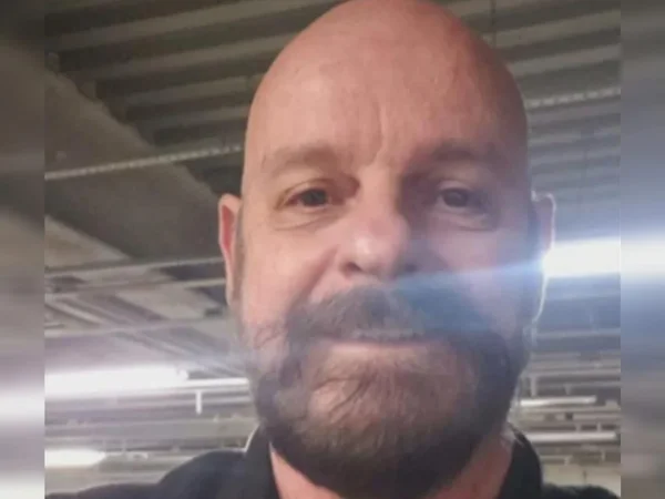 Imagem colorida de homem branco, careca e com barba - Metrópoles