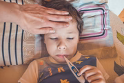 Denominam-se Covid longa os casos em que os sintomas da infecção duram por mais de 4 semanas. Além disso, alguns outros pacientes até se recuperam rápido, mas apresentam problemas a longo prazo 