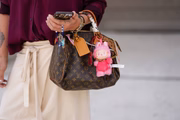 Labubu decorando bolsa