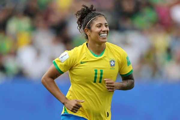 Cristiane assina contrato e volta ao Santos após nove anos