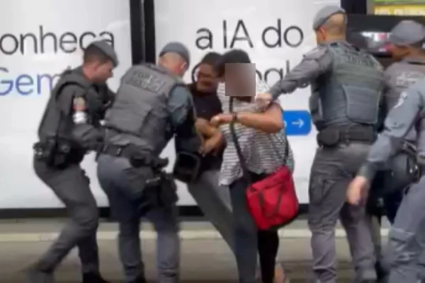 Imagem colorida de mulher sendo liberada. Metrópoles