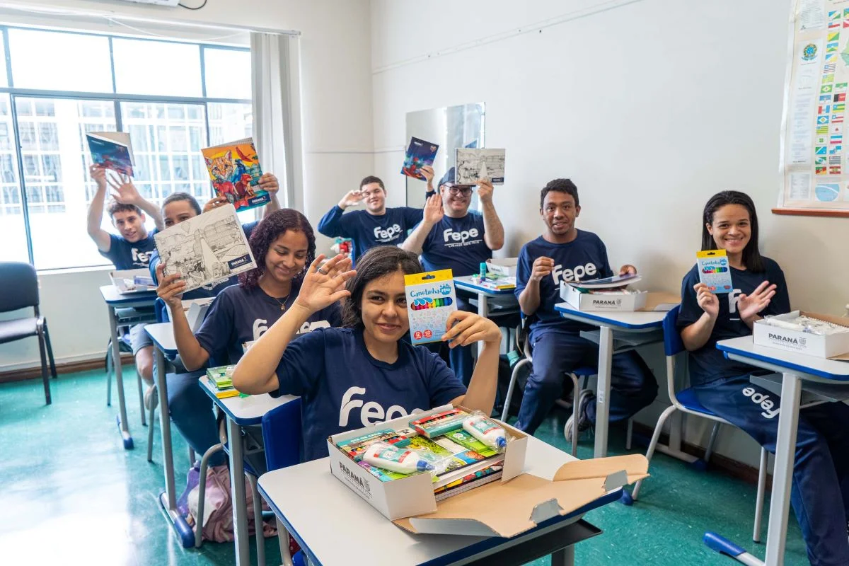 Alunos da Apaes também receberam kits com materias escolares Alunos da Apaes também receberam kits com materias escolares