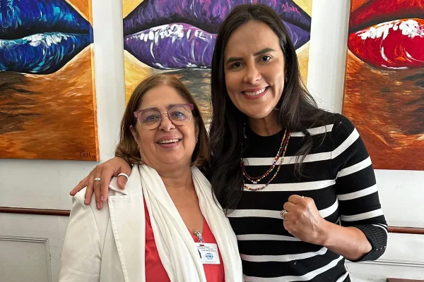 Imagem colorida de ministra das Mulheres, Cida Gonçalves, e Erica Paes - Metrópoles