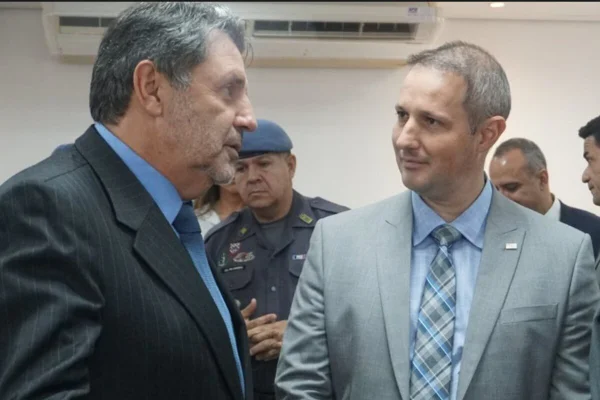 Foto colorida de dois homens brancos, de paletó e camisa social - Metrópoles