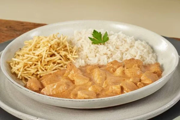 Prato de Strogonoff com arroz e batata palha