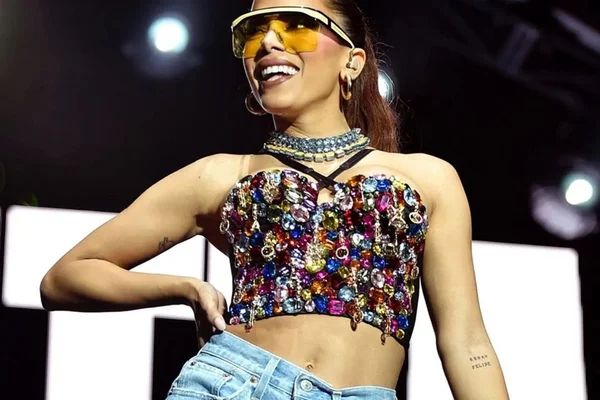 Foto colorida de Anitta