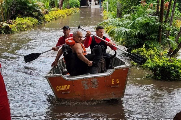Vídeo: de canoa, bombeiros resgatam homem e cão após alagamento no DF