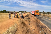 Carreta carregada de tomates tombou na pista e carro ficou totalmente destruído após colisão em Luziânia