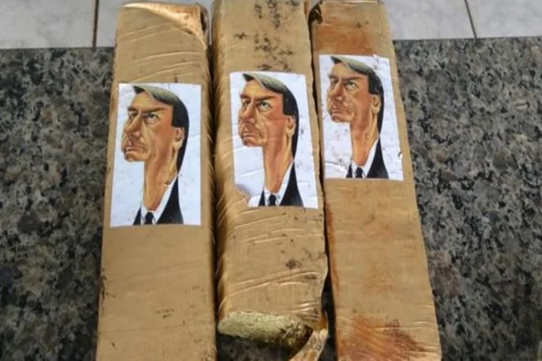 Bolsonaro causa polêmica ao incentivar criança a fazer sinal de arma