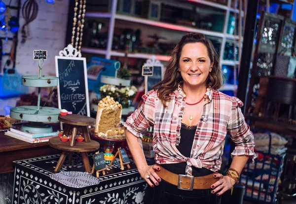 Anete Carrard movimenta loja A Garimpeira com festa junina animada