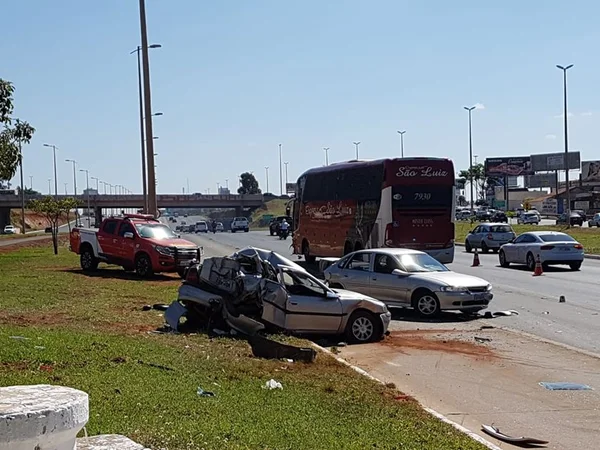 Homem é levado de helicóptero ao hospital após acidente com ônibus