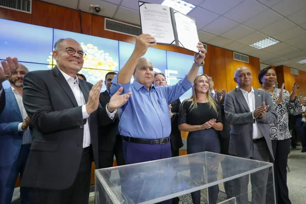 Ibaneis assina acordo com a CEB no Palácio do Buriti