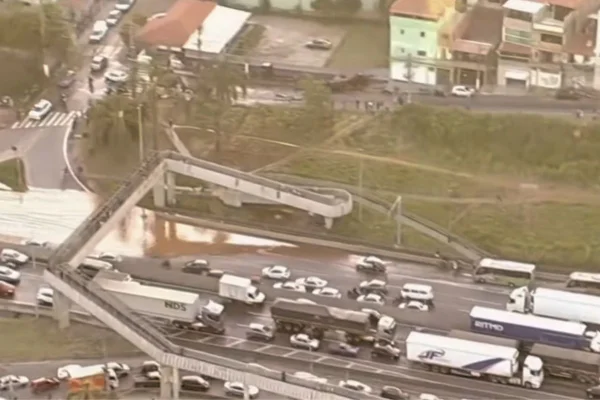 Rompimento aconteceu no Km 23 e obrigou motoristas a desviar para a Bandeirantes; Sabesp diz trabalhar no reparo