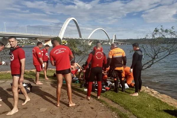 Jovem se afoga no Lago Paranoá e é reanimado por bombeiros