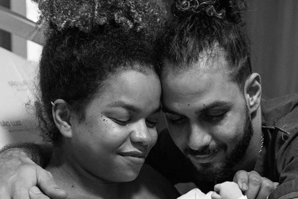Jeniffer Nascimento e Jean Amorim em foto preto e branco - Metrópoles
