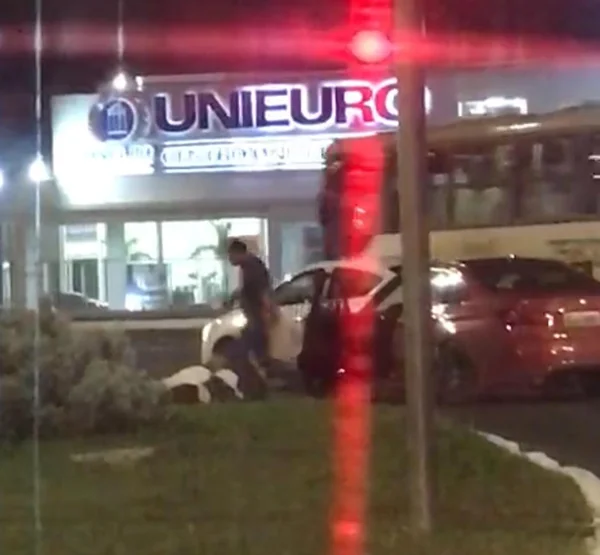 jovens são ameaçados com arma durante briga em Águas Claras