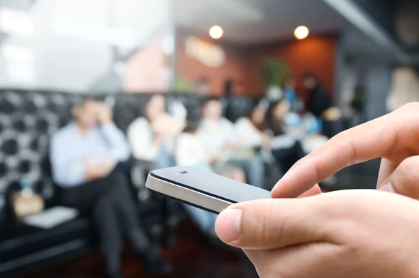 Dependência tecnológica. Até onde o uso do celular tem nos afastado da realidade