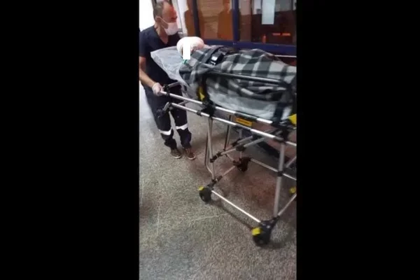 Criança dando entrada no hospital após ser baleada em Cidade Tiradentes, São Paulo