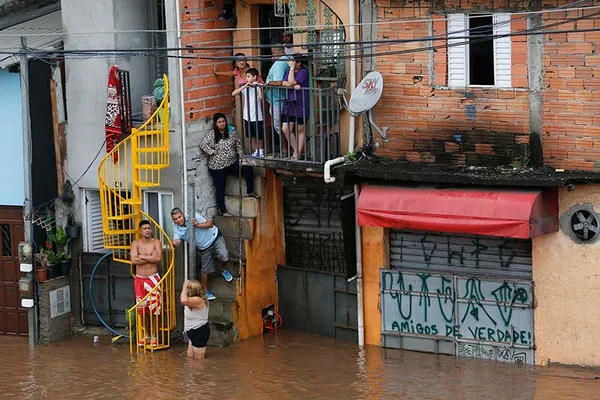 Fortes chuvas deixam 12 mortos em São Paulo; cidade está em alerta