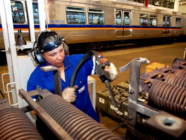 Metrô abre licitação para manutenção de trens e equipamentos